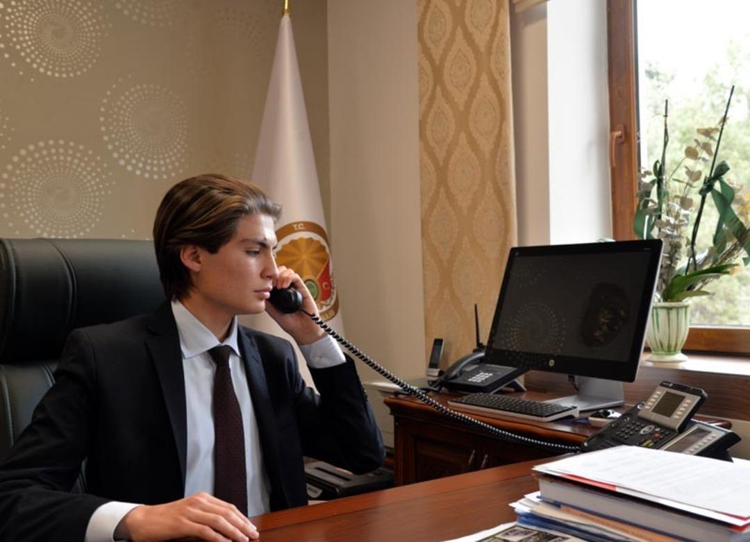 Bir g&uuml;nl&uuml;ğ&uuml;ne vali oldu