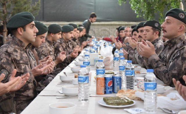 Vali Elban, Özel Harekat ve Çevik Kuvvet Polisleri ile iftarda buluştu