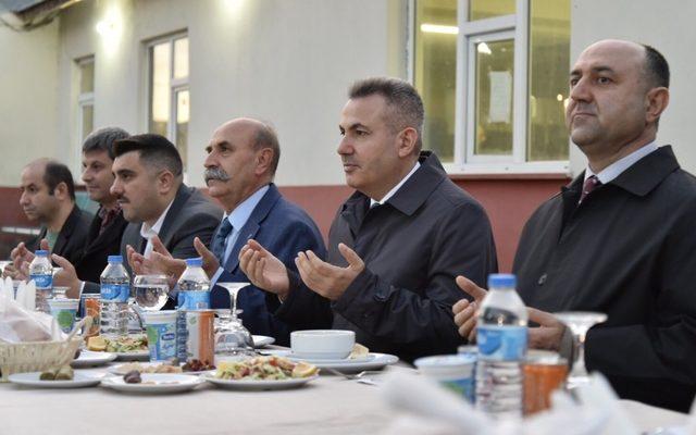 Vali Elban, Özel Harekat ve Çevik Kuvvet Polisleri ile iftarda buluştu