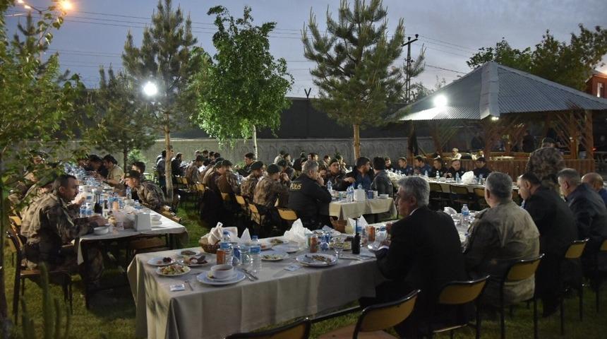Vali Elban, &Ouml;zel Harekat ve &Ccedil;evik Kuvvet Polisleri ile iftarda buluştu