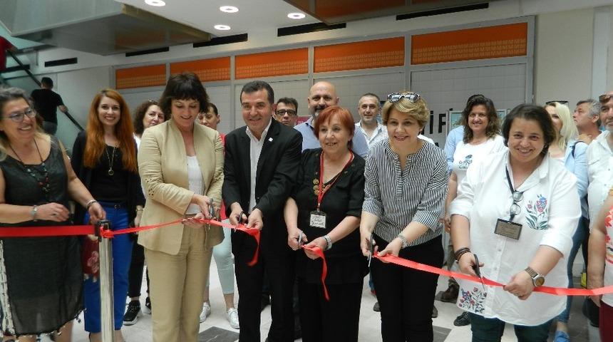 Kaybettikleri dostları anısına sergi a&ccedil;tılar