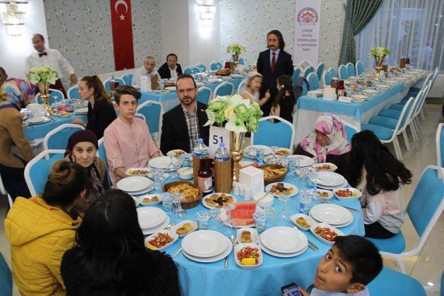 Vali Çiftçi, yetimlerle iftar yaptı