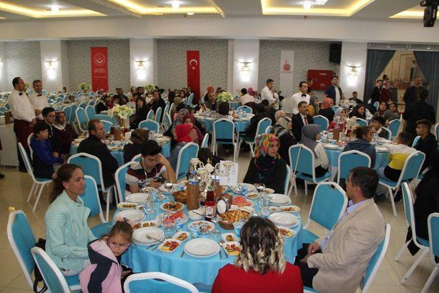 Vali Çiftçi, yetimlerle iftar yaptı