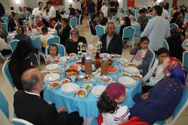 Vali Çiftçi, yetimlerle iftar yaptı