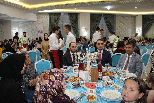 Vali Çiftçi, yetimlerle iftar yaptı