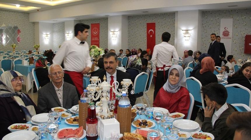 Vali &Ccedil;ift&ccedil;i, yetimlerle iftar yaptı