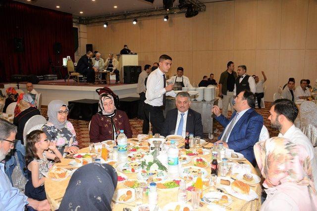 Vali Yazıcı, Sevgi Evleri’nde kalan çocuklarla iftar yaptı