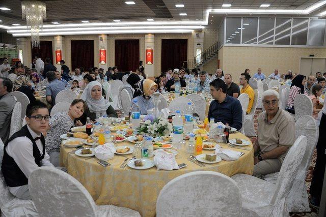 Vali Yazıcı, Sevgi Evleri’nde kalan çocuklarla iftar yaptı