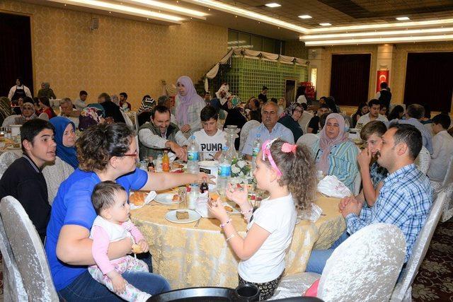 Vali Yazıcı, Sevgi Evleri’nde kalan çocuklarla iftar yaptı