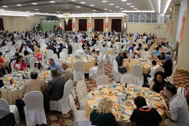 Vali Yazıcı, Sevgi Evleri’nde kalan çocuklarla iftar yaptı