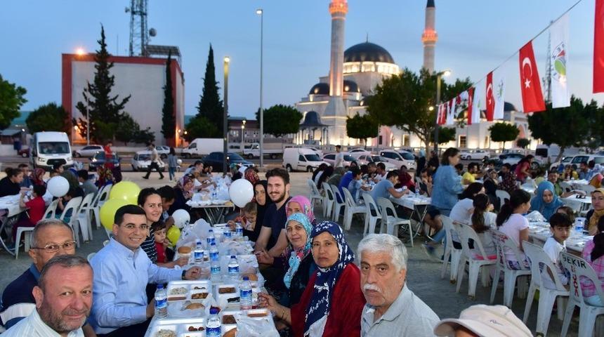 Kent Meydanın da ilk etkinlik g&ouml;n&uuml;l sofraları
