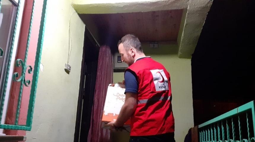 Kızılay Düzce Şubesi Yığılca’da ramazan kolisi dağıttı