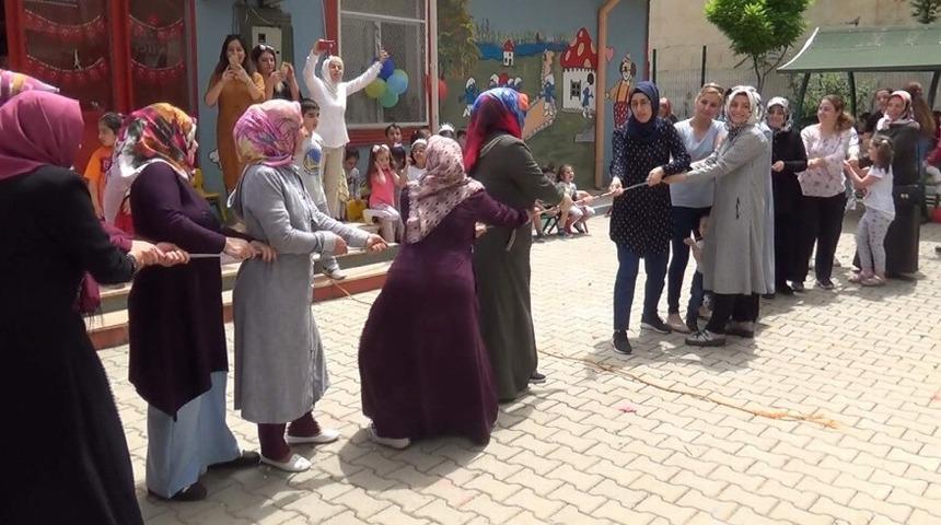 Annelerin halat çekme oyunu yerde sonlandı