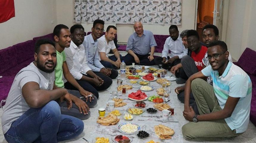 Rektör Durmuş’tan Afrikalı öğrencilere sahur ziyareti