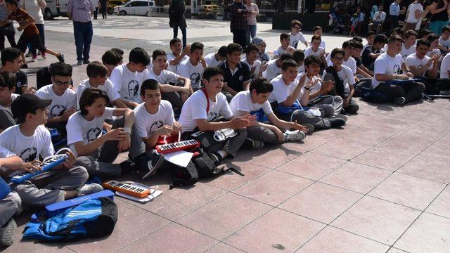 Manisa’da 500 öğrenci aynı anda melodika çaldı