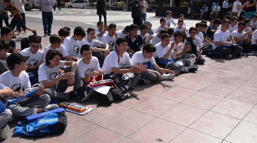 Manisa’da 500 öğrenci aynı anda melodika çaldı