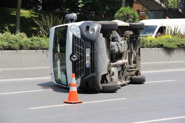 Bağcılar'da önündeki otomobile çarpan minibüs yan yattı