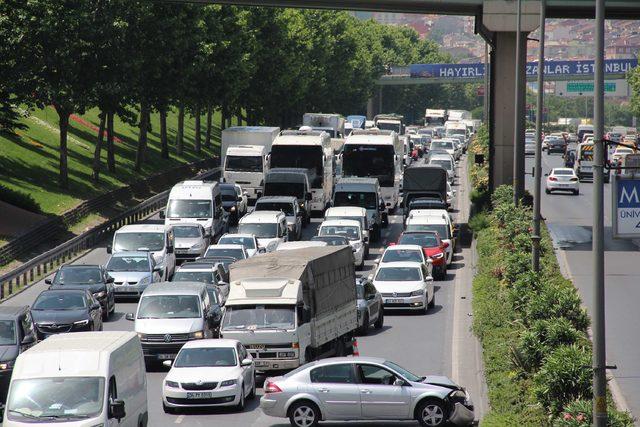 Bağcılar'da önündeki otomobile çarpan minibüs yan yattı