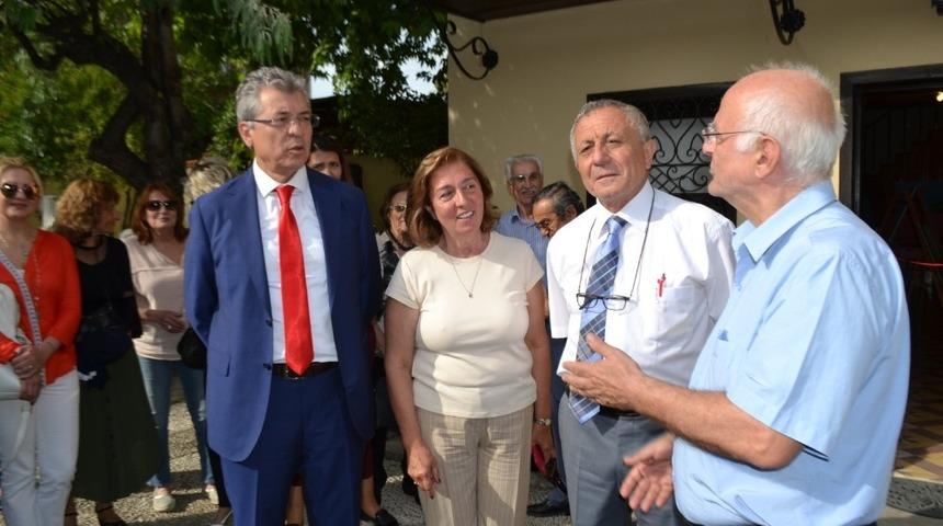 Eşi fotoğrafını &ccedil;ekti, kendi resmini yaptı