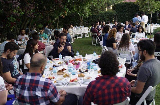 Rektör Budak evindeki iftarda öğrencileri ağırladı