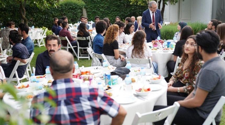 Rekt&ouml;r Budak evindeki iftarda &ouml;ğrencileri ağırladı