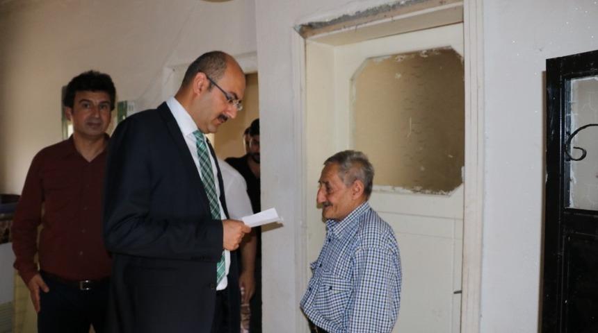 Evleri yıkılma tehlikesi bulunan aileye kaymakamlık sahip &ccedil;ıktı