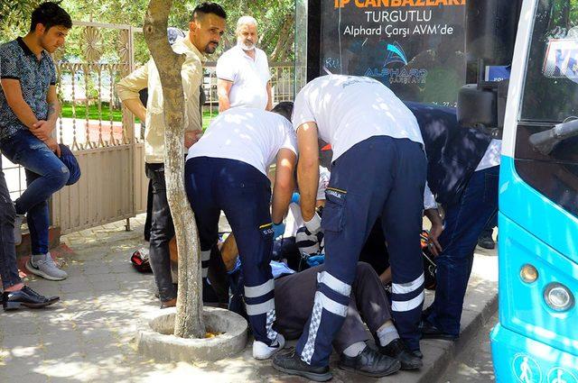 Midibüs şoförü direksiyon başında rahatsızlandı