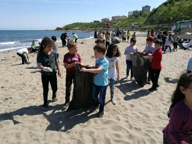 &Ouml;ğrencilerden plaj temizliği 2