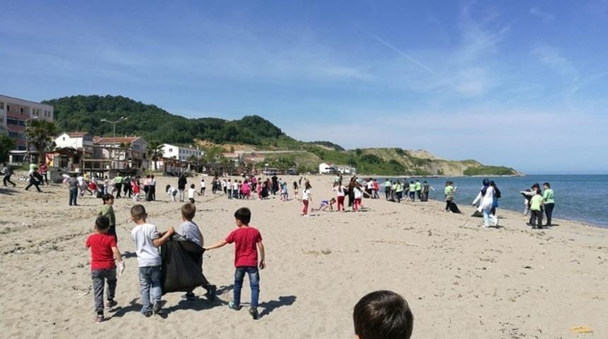 &Ouml;ğrencilerden plaj temizliği