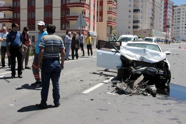 Kamyona arkadan çarpan lüks otomobil hurdaya döndü: 4 Yaralı