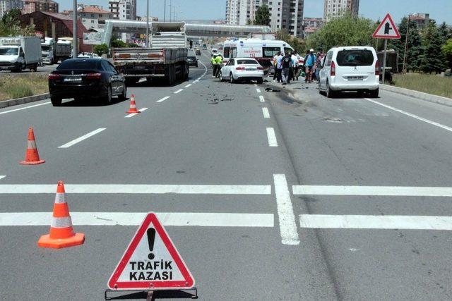 Kamyona arkadan çarpan lüks otomobil hurdaya döndü: 4 Yaralı