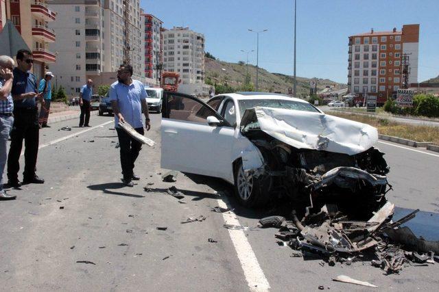 Kamyona arkadan çarpan lüks otomobil hurdaya döndü: 4 Yaralı