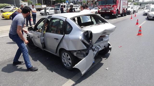 Ataşehir'de sapağı kaçıran sürücü kazaya neden oldu