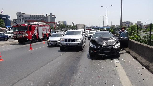 Ataşehir'de sapağı kaçıran sürücü kazaya neden oldu