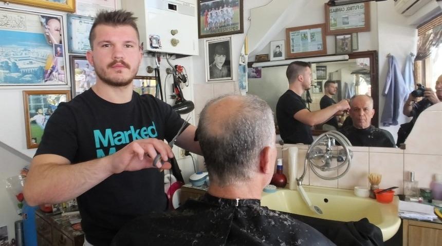 &Uuml;niversiteli gen&ccedil;ten babasına bayram tıraşı