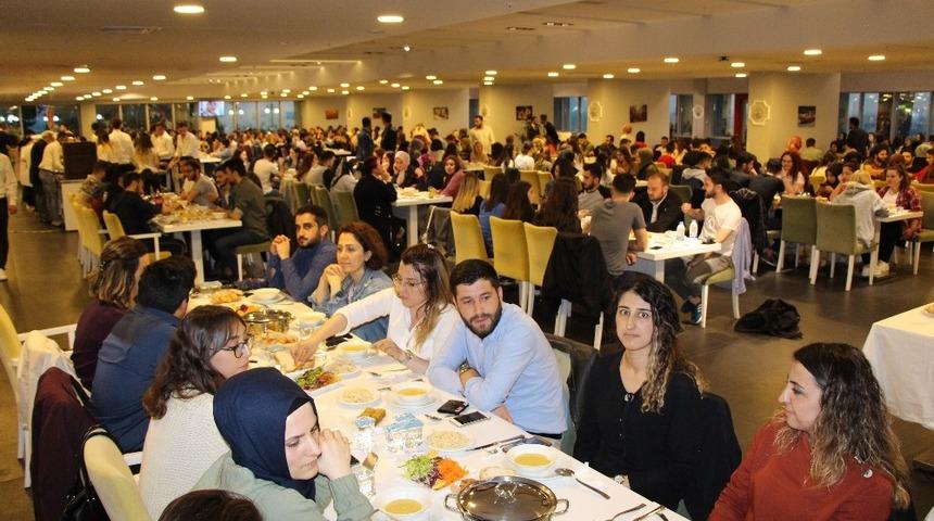Avrasya &Uuml;niversitesi 9 bin &ouml;ğrencisine iftar verdi
