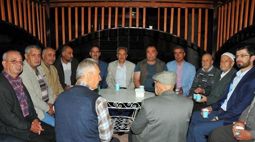 Akşehir Belediyesinin teravih sonrası k&ouml;zde &ccedil;ay ikramı s&uuml;r&uuml;yor