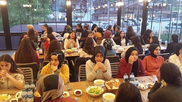 Çaykara’da eğitim gören öğrenciler Uzungöl’de iftarda buluştu