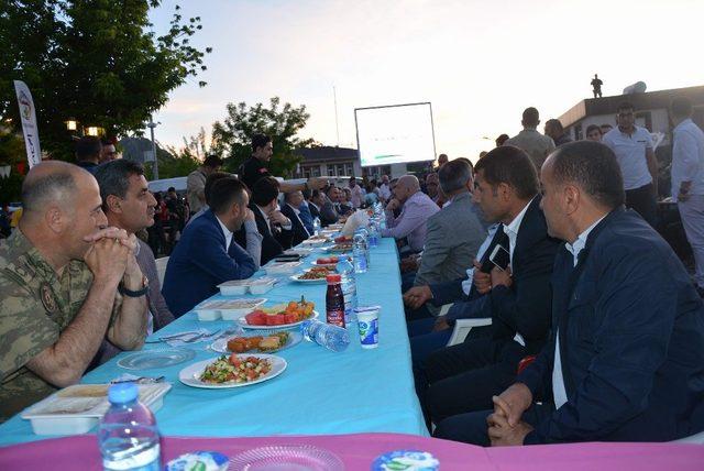 Vali Atik, iftar programında vatandaşlarla bir araya geldi