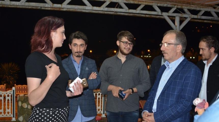 Rekt&ouml;r Uzun, &ouml;ğrencilerle iftar yaptı