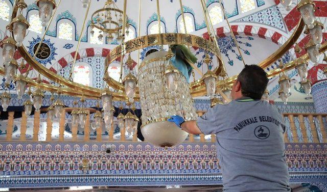 Pamukkale Belediyesi 165 camiyi temizliyor