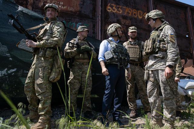 Zelenski, Cumhurbaşkanı olarak ilk ziyaretini Donbass'a yaptı