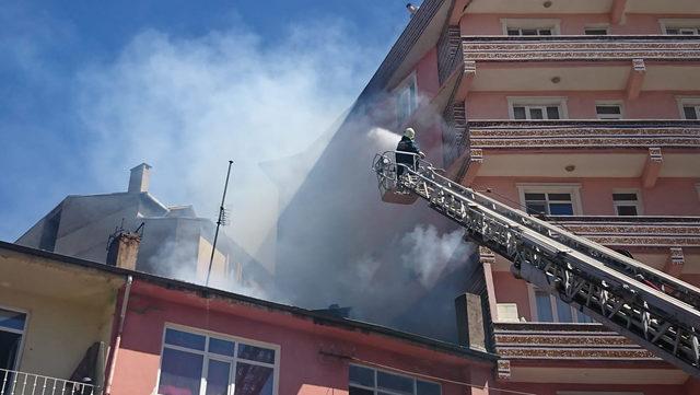 İşyeri deposunda çıkan yangın, 2 binaya sıçradı