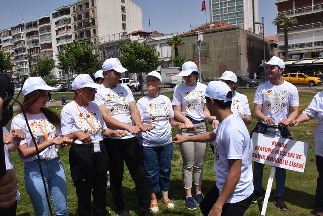 Kuşaklar arası sokak oyunlarıyla eğlendiler