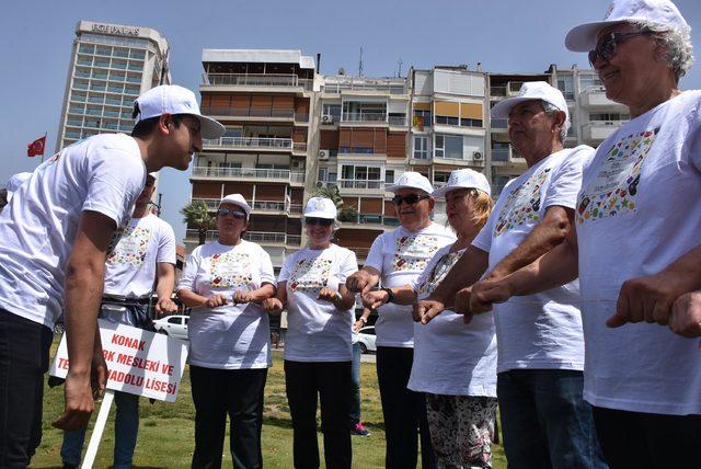 Kuşaklar arası sokak oyunlarıyla eğlendiler