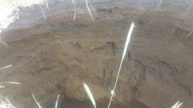 Karapınar'da, 25 metre derinliğinde yeni obruk oluştu