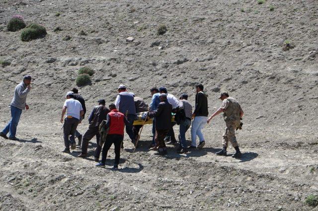 Kayalıklardan düşen Çoban Jandarma ve AFAD ekiplerince kurtarıldı