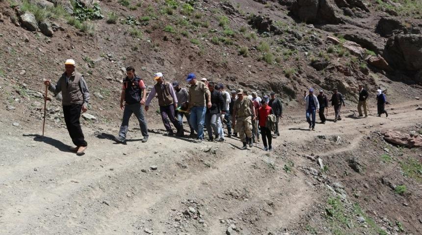 Kayalıklardan d&uuml;şen &Ccedil;oban Jandarma ve AFAD ekiplerince kurtarıldı