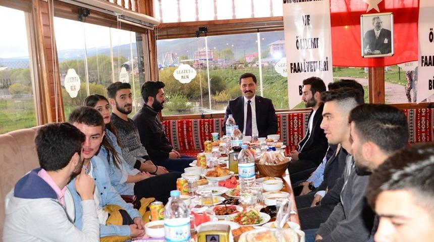 Vali Masatlı, iftarda Ardahan &uuml;niversitesi &ouml;ğrencileriyle buluştu