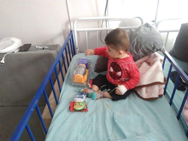Hastanede tedavi gören çocuklara oyuncak hediye edildi